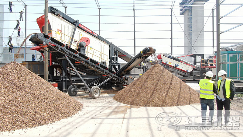 石塊破碎設(shè)備配置的移動(dòng)生產(chǎn)線現(xiàn)場(chǎng)