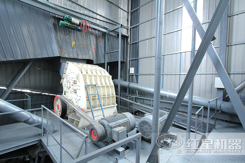 錘式破碎機(jī)安裝現(xiàn)場，僅需一臺設(shè)備足以